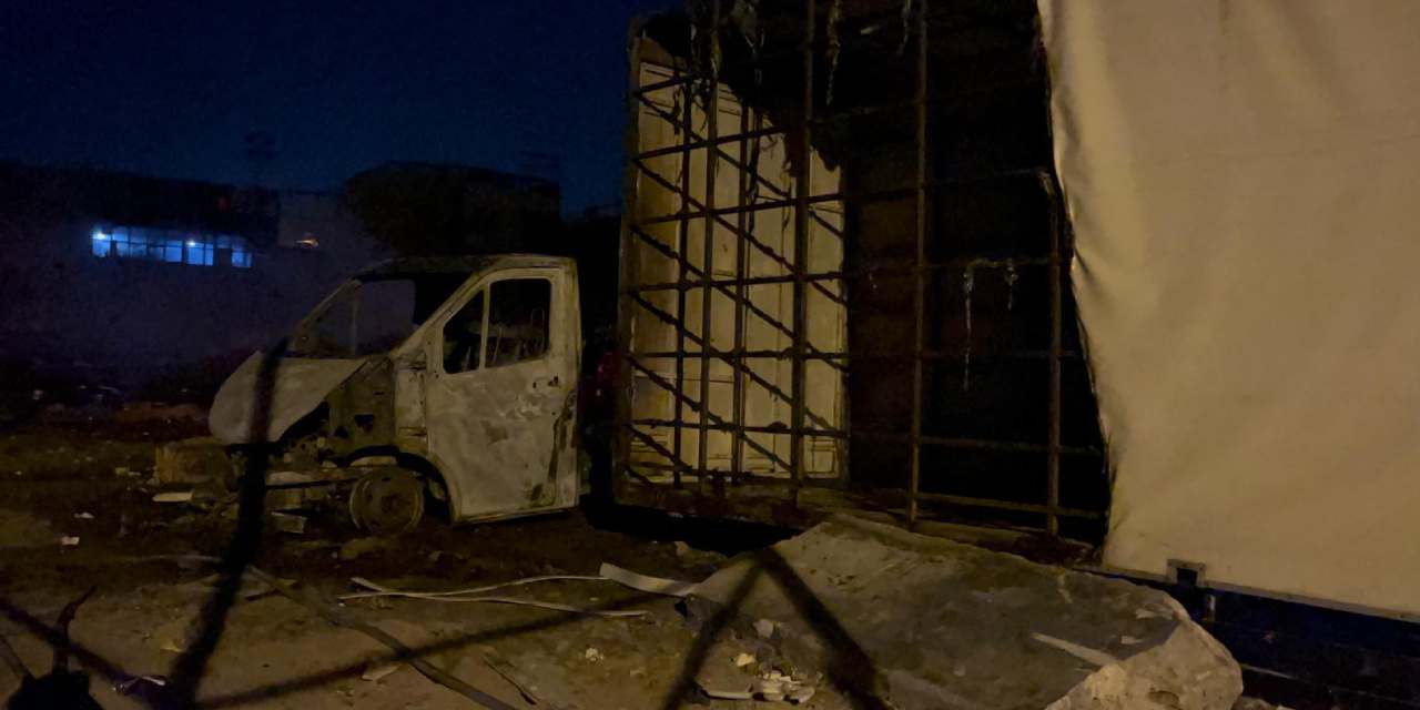 Atık yığını alev aldı: bir kamyonet kullanılamaz hale geldi