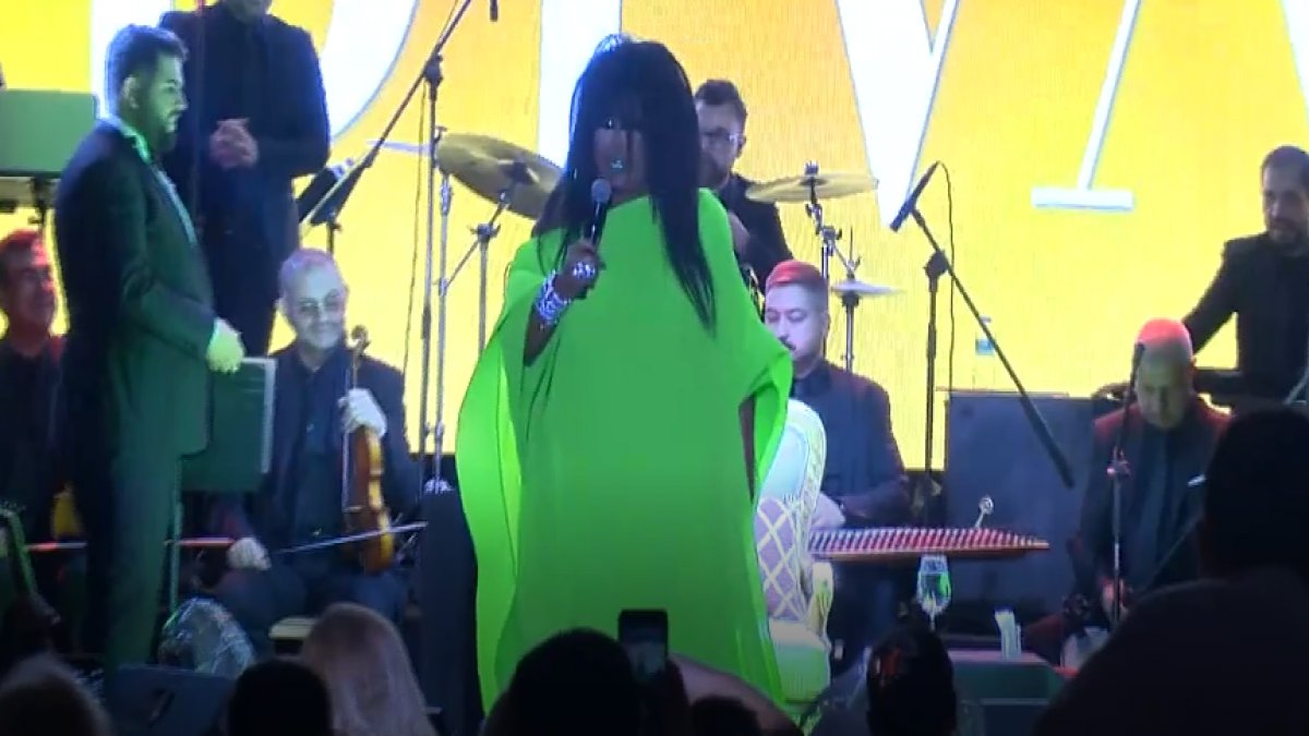 Diva çıldırdı... Bülent Ersoy sahnede hakaretler yağdırdı!