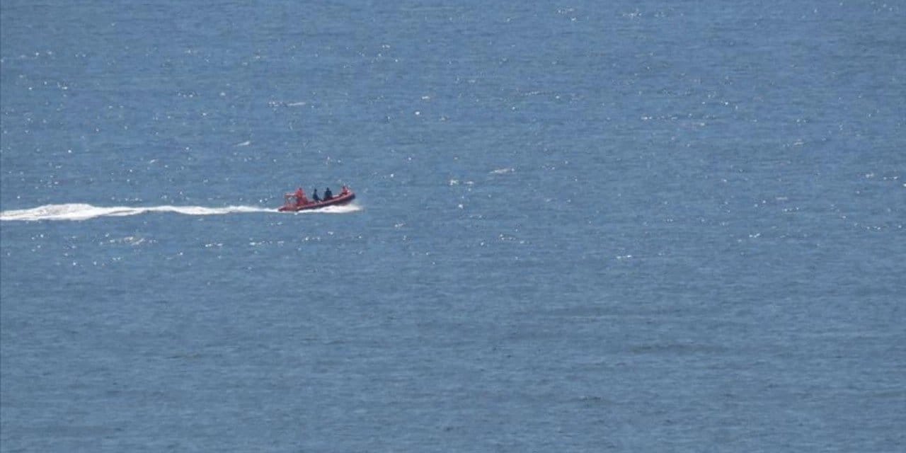 İzmir açıklarında 19 göçmenin olduğu bot battı