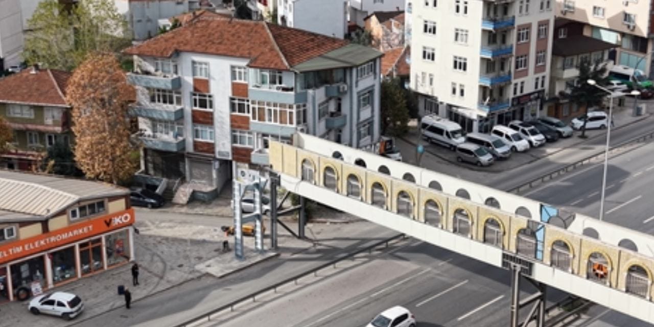 Evin içi göründüğü için yıkım kararı verilmişti: 1 metre yanına yeniden yapılıyor