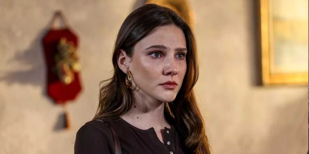 Alina Boz diziden çıkarıldığını uçakta öğrendi!