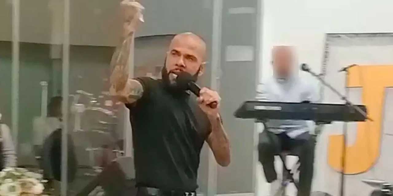 Dani Alves kilisede vaaz vermeye başladı: Görenler cep telefonuna sarıldı