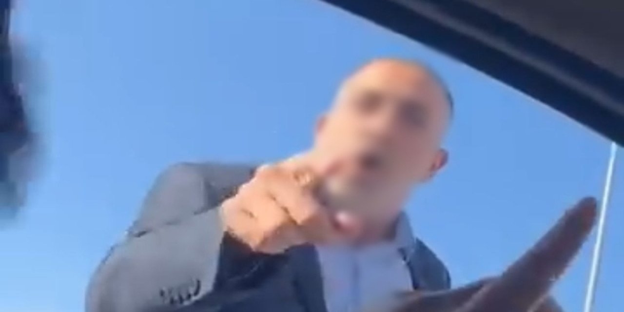 Yol verme kavgası kamerada: Camı yumruklayıp hakaretler yağdırdı