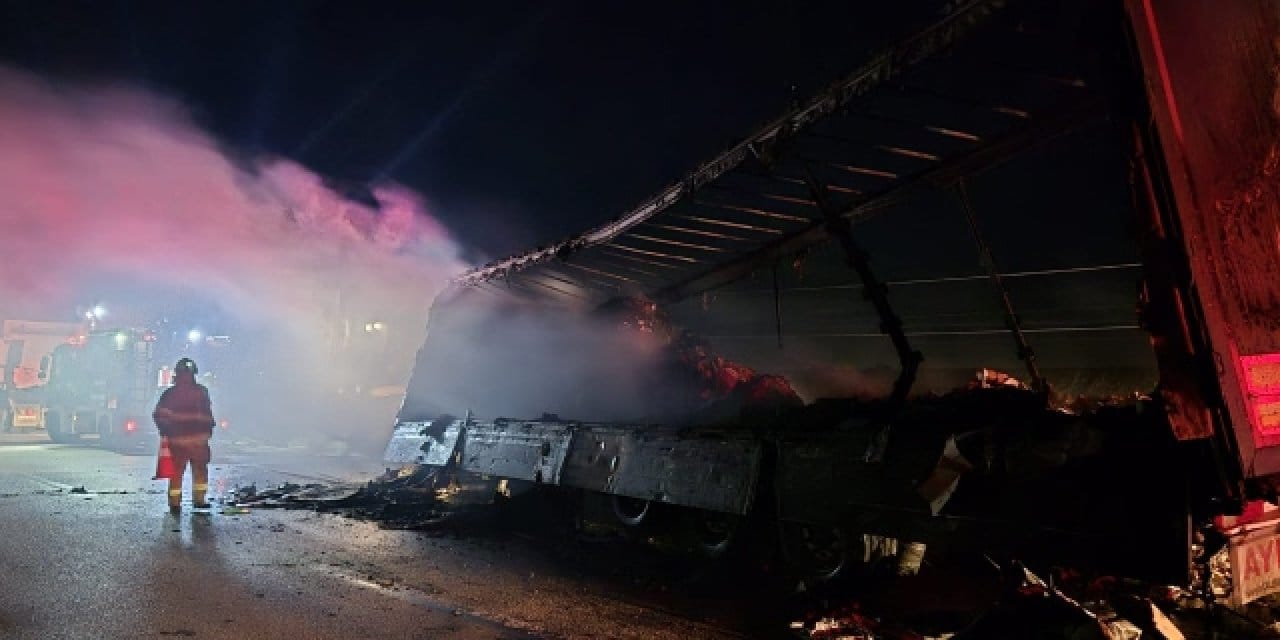 Susurluk'ta seyir halindeki tır bir anda alev aldı: Kullanılamaz hale geldi