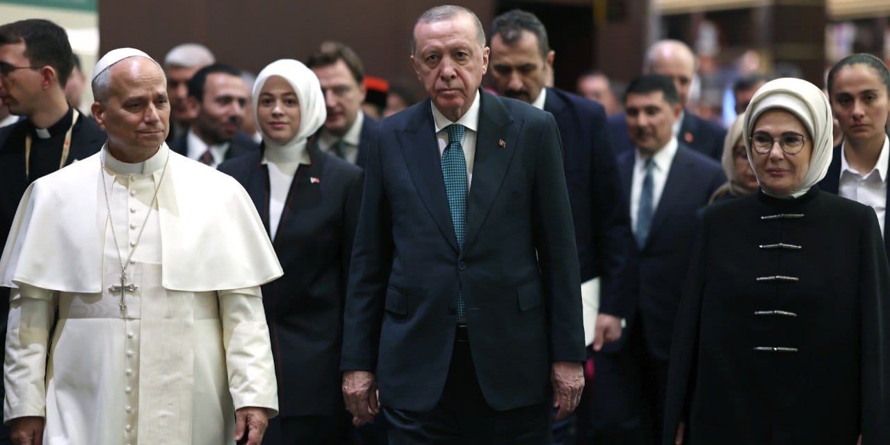 Papa'nın ziyareti dünya manşetlerinde