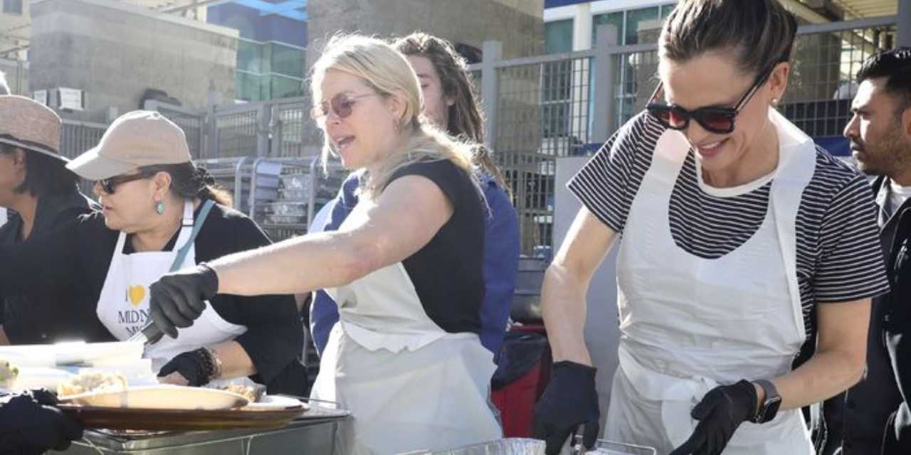 Ünlü oyuncu evsizlere yemek dağıttı