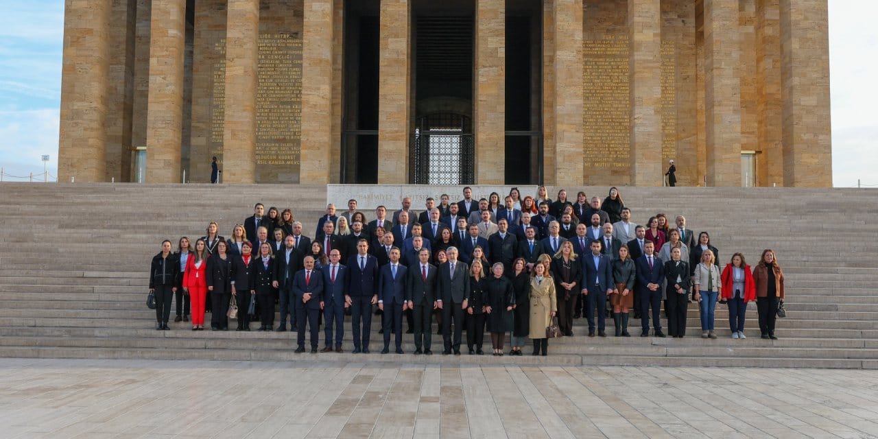 CHP heyetinden kurultay öncesi Anıtkabir'e ziyaret