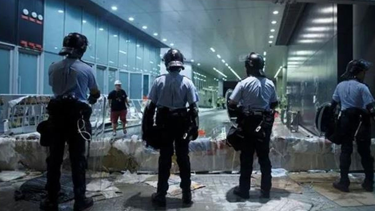 Hong Kong’da müdahale: Polis havalimanına girdi