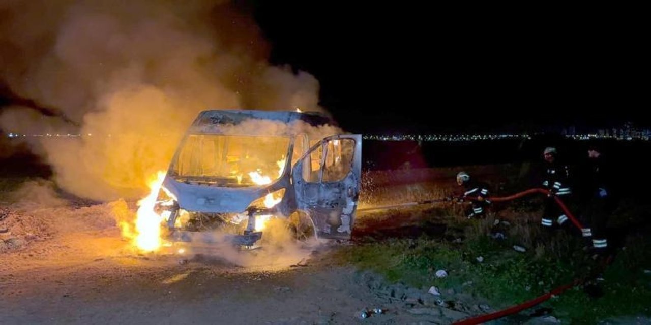 Kendi minibüsünü benzin döküp yaktı