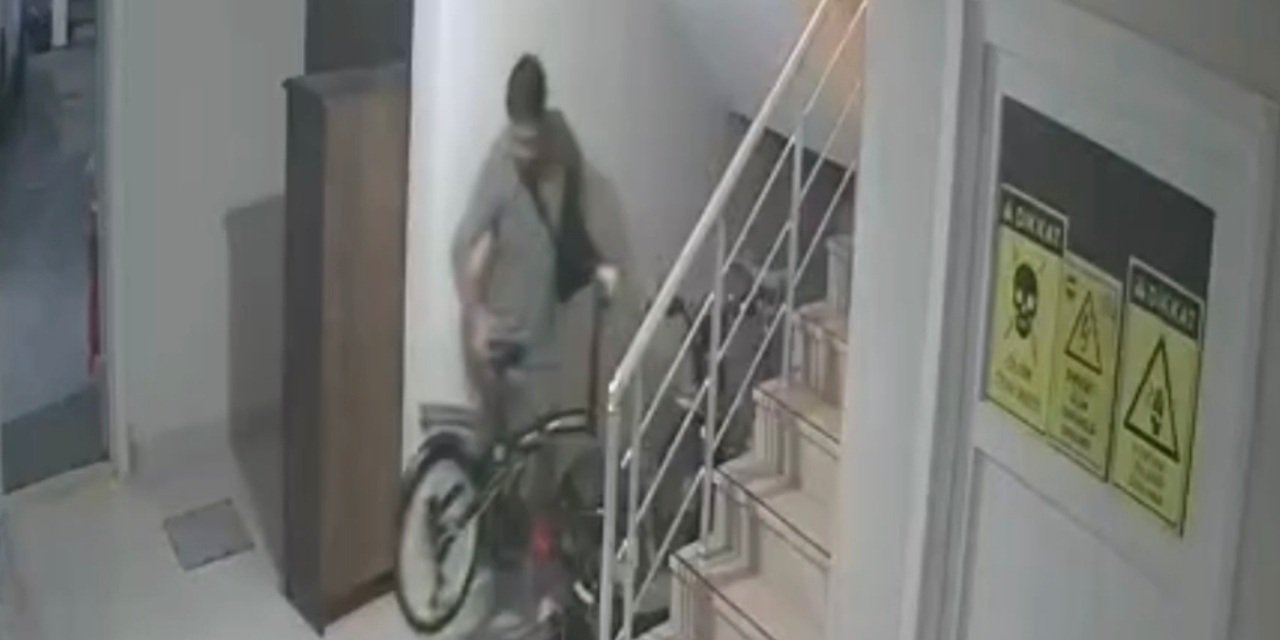 Bisiklet hırsızlığı kamerada: Merdiven boşluğundan çalıp götürdü