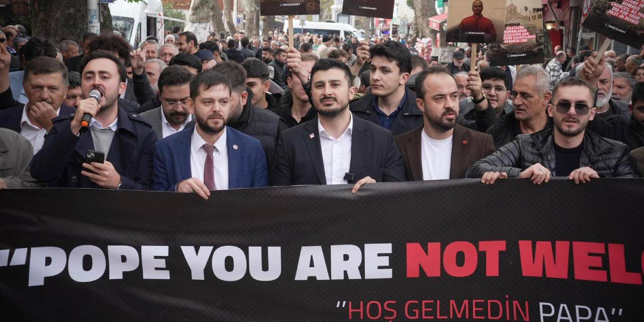 Saadet Partisi'den 'Papa' protestosu!