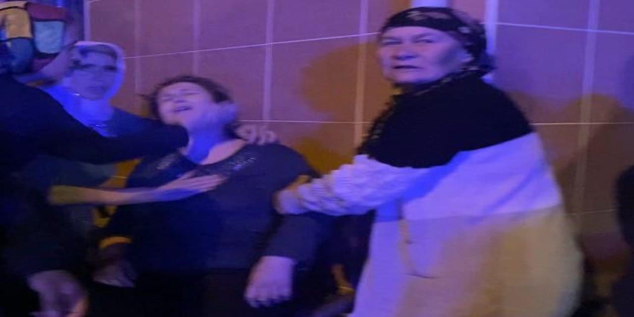 Yanan evini izleyen kadın baygınlık geçirdi