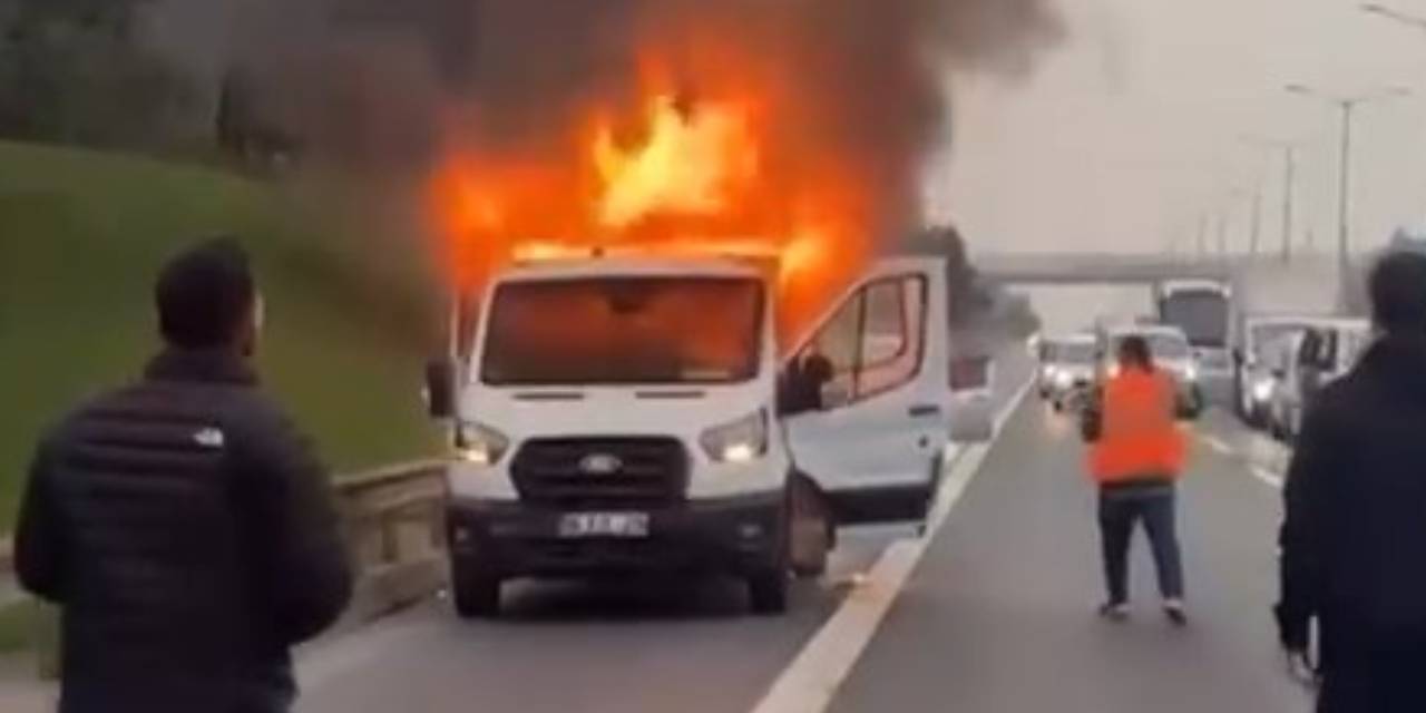 Beykoz'da seyir halindeki kamyonet alev alev yandı!
