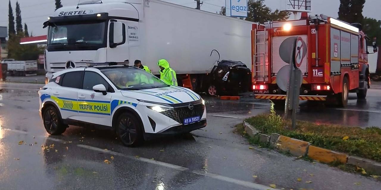 Otomobil TIR'ın dorsesine çarptı: Araçta bulunan karı koca hayatını kaybetti