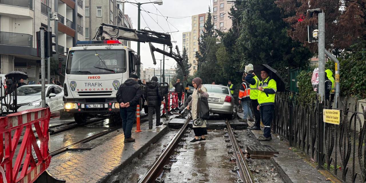 Zeytinburnu'nda otomobil rayların üzerinde kaldı: Tramvay seferleri aksadı