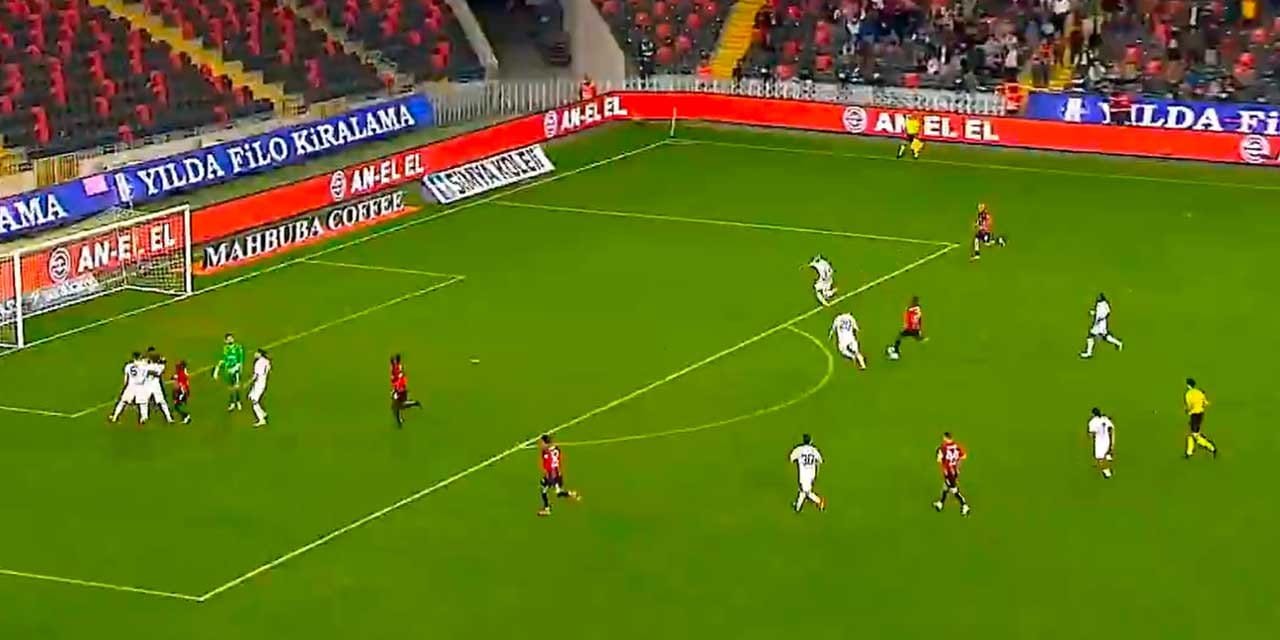 Süper Lig'de ilginç gol: Futbolcular kavga ederken gol attı