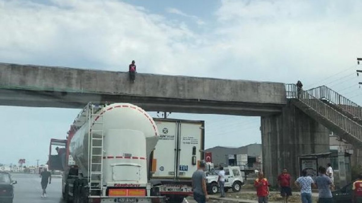 İntihar etmek için üst geçide çıktı, bayılarak aşağıya düştü