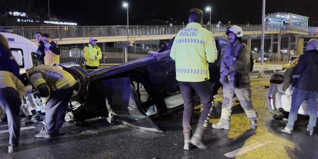 Küçükçekmece'de feci zincirleme kaza: Araçlar takla attı 3 kişi yaralandı