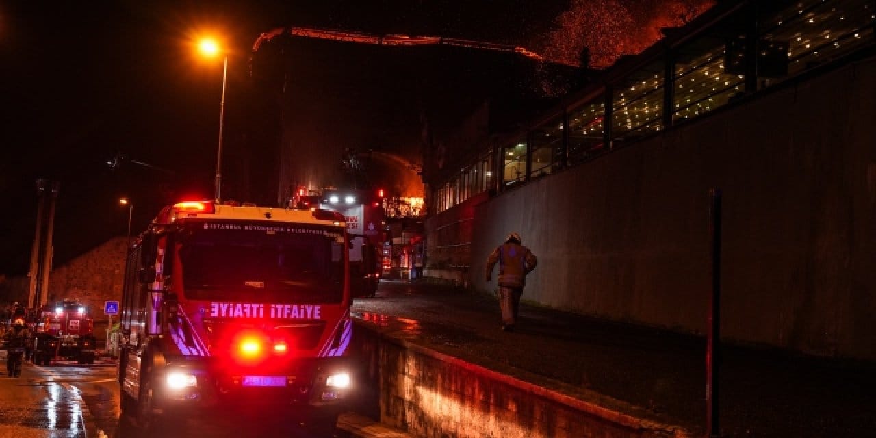Üsküdar'da ahşap köşk alev alev yandı
