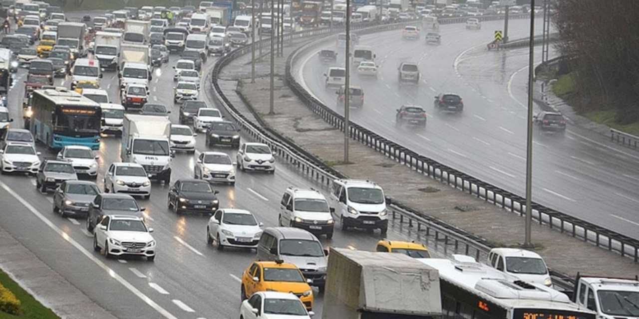İstanbul'da trafik kilitlendi! Yağmur sonrası yoğunluk yüzde 80'i buldu