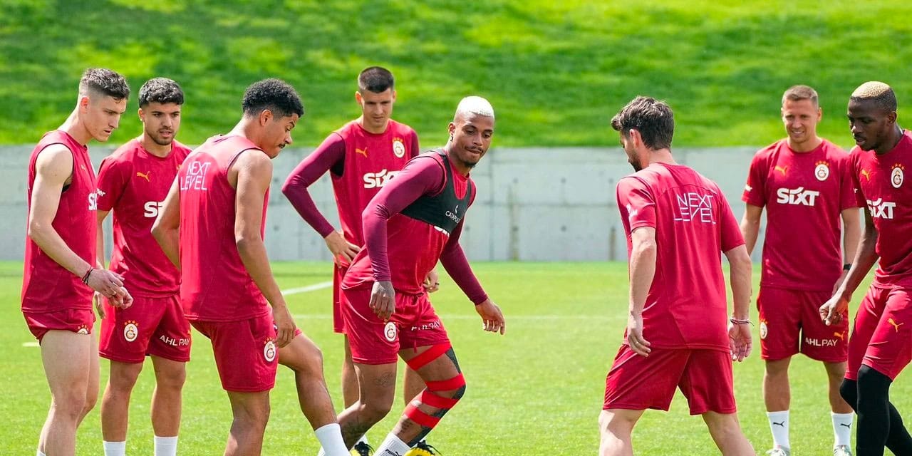 Galatasaray'da olağanüstü derbi kararı: Sahaya girmeleri yasaklandı