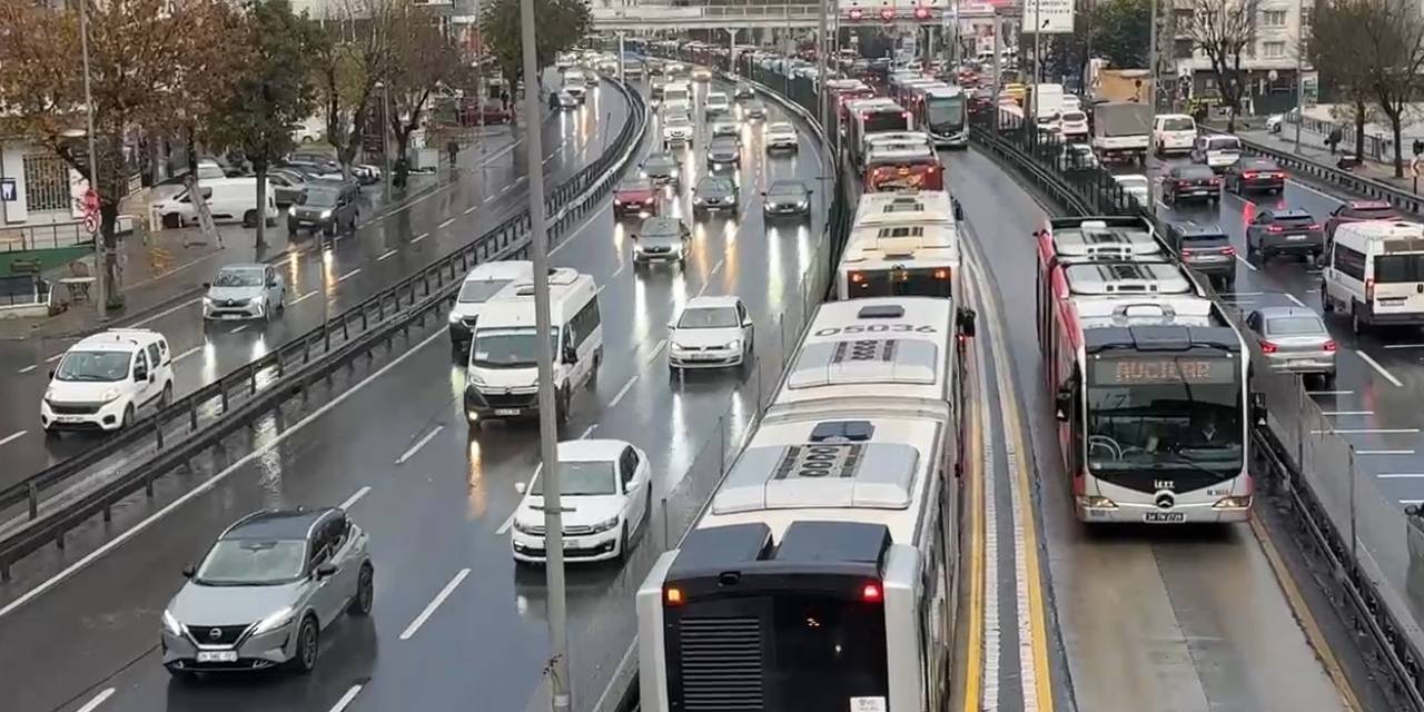 Avcılar'da metrobüs arızası: Duraklarda yoğunluk oluştu