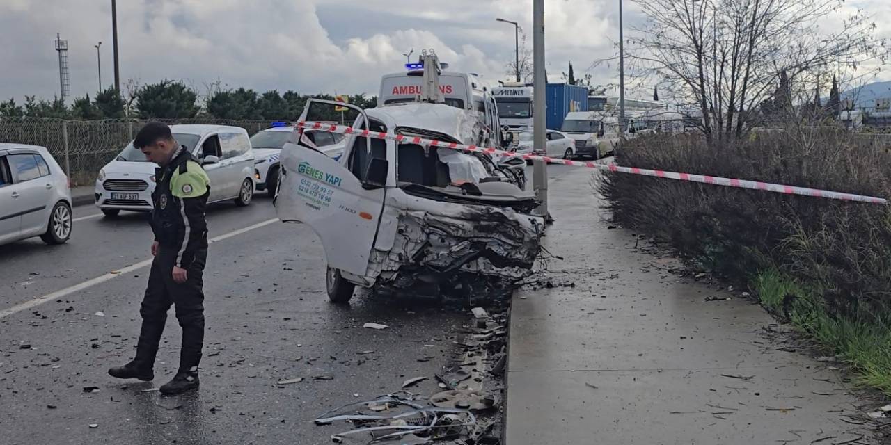 Sancaktepe'de hafriyat kamyonuyla çarpışan kamyonet sürücüsü hayatını kaybetti