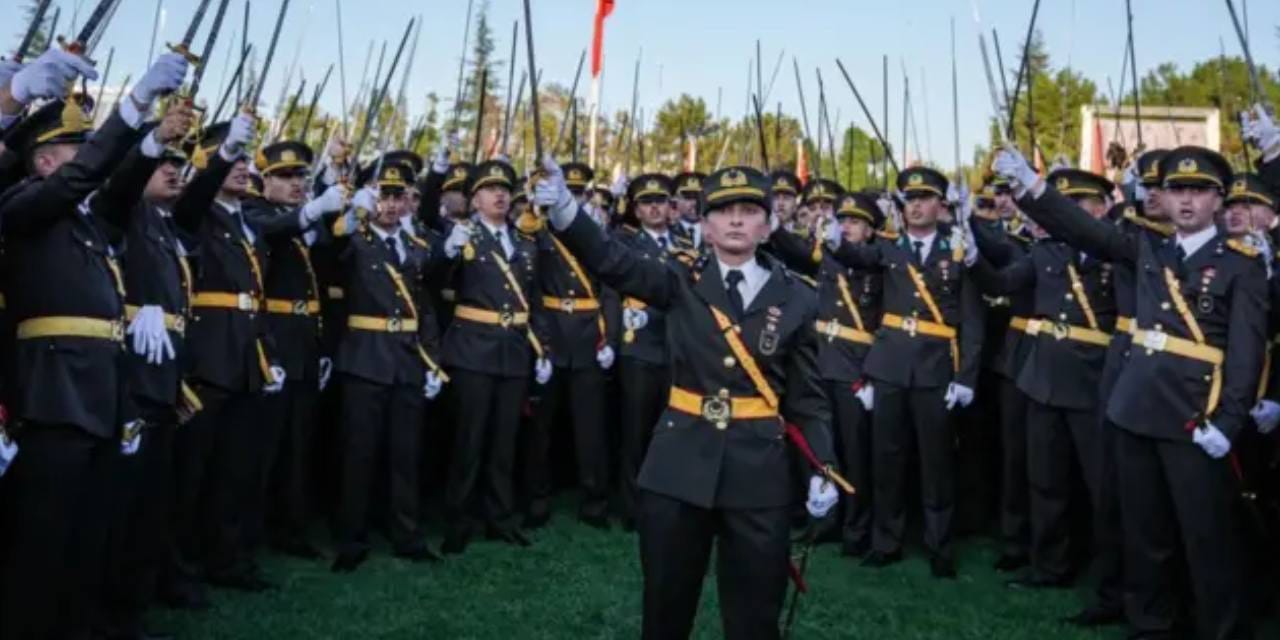Son dakika | Kışlada kılıçlı yemin hakkında çok önemli gelişme! Bir kişi hakkındaki ihraç kararı kaldırıldı