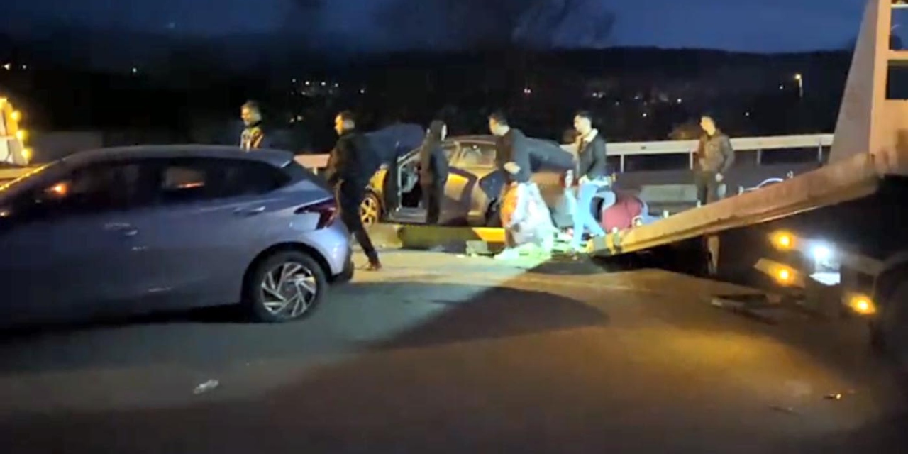 İki otomobil kavşakta çarpıştı: 1'i hamile 4 yaralı