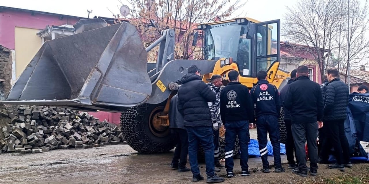 Kepçenin çarptığı yaşlı adam feci şekilde can verdi