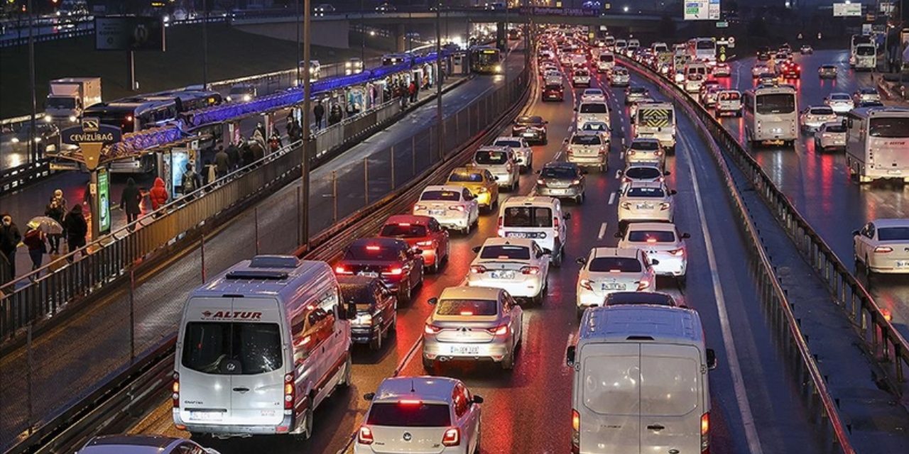 İstanbul'da derbi yoğunluğu: Trafik kilitlendi