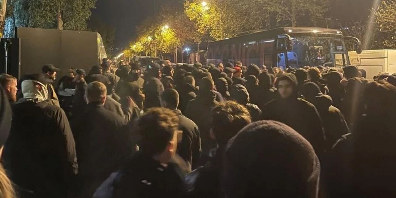 Taraftarlar takım otobüsünü bastı: Futbolculara saldırdılar