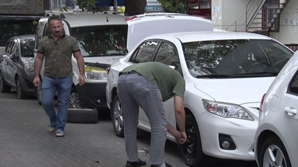 İstanbul'da şoke eden görüntü! Park halindeki araçların lastiklerini kestiler