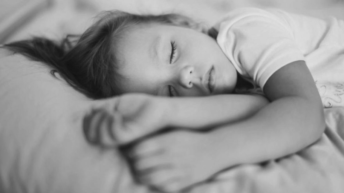 Anne-babalar dikkat! Okul stresi uyurgezerliğe neden oluyor...