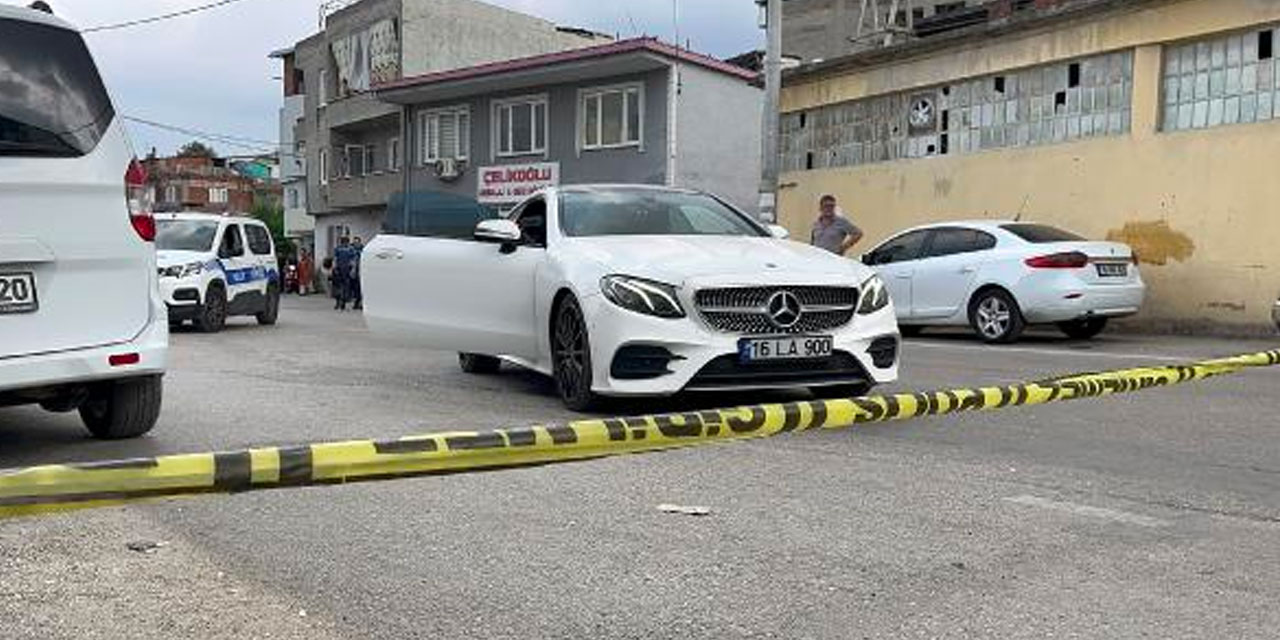 Motosikletten Lüks Araca Ateş Açıldı... Sürücü Ağır Yaralı