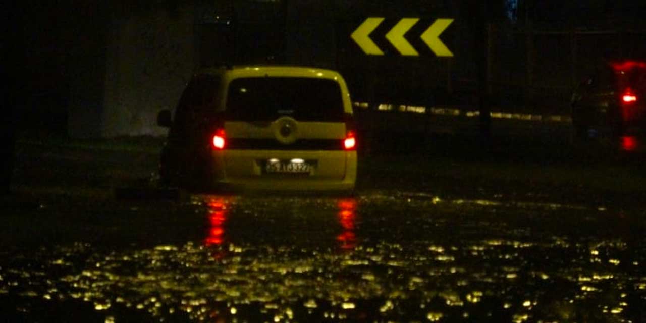 İzmir'de sağanak yağış: Bazı iş yerlerini su bastı