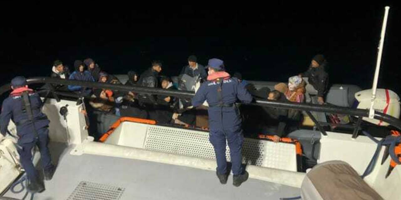 Bodrum açıklarında sürüklenen botta bulunan 23 göçmen kurtarıldı