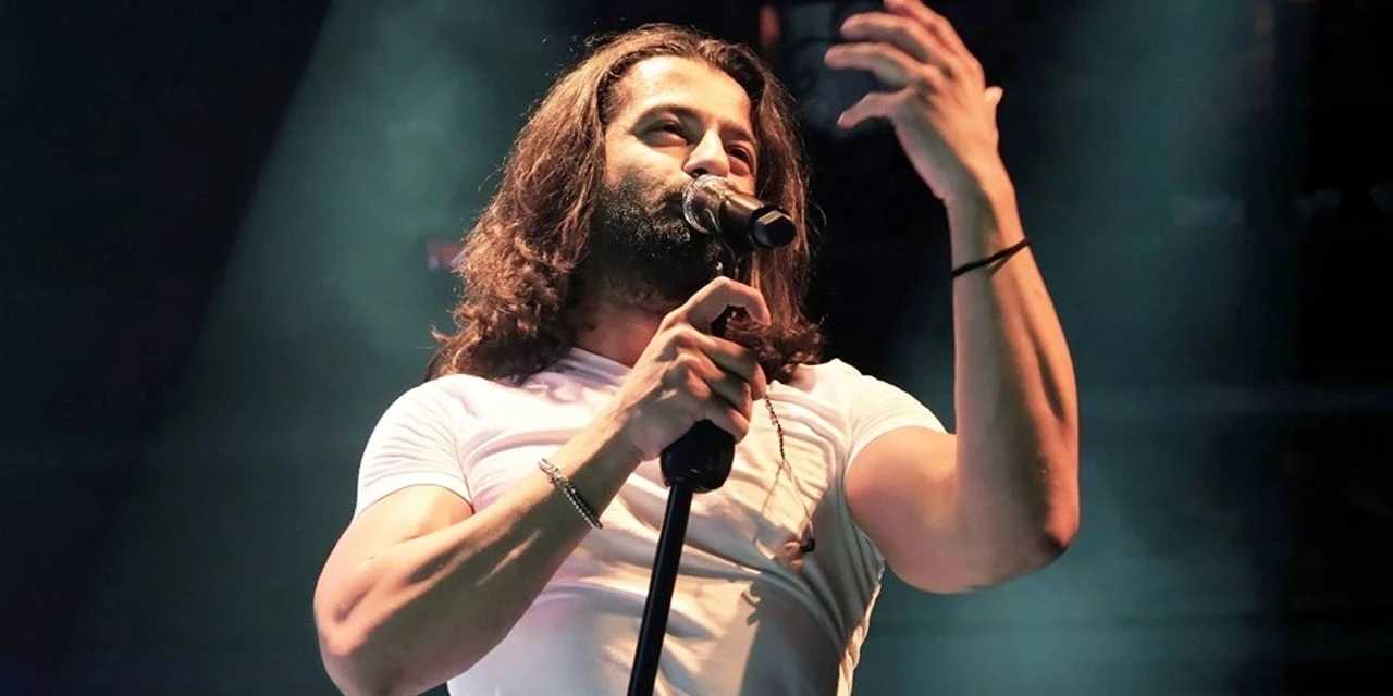 Koray Avcı sahnede çileden çıktı: Üzerinde Atatürk var yere atılmaz