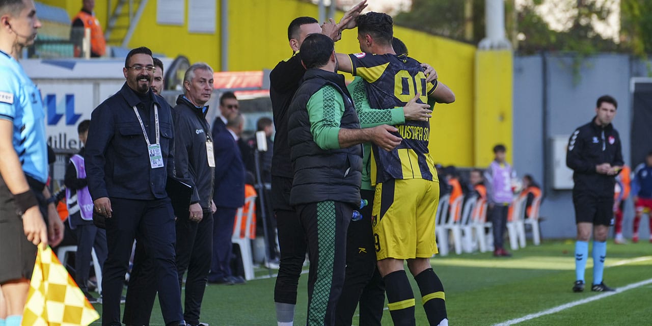 Golü atan 33 yaşındaki teknik direktöre koştu