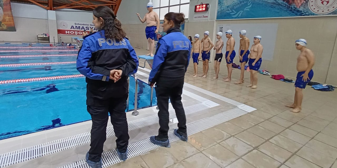 Polisler yüzme kursu açtı