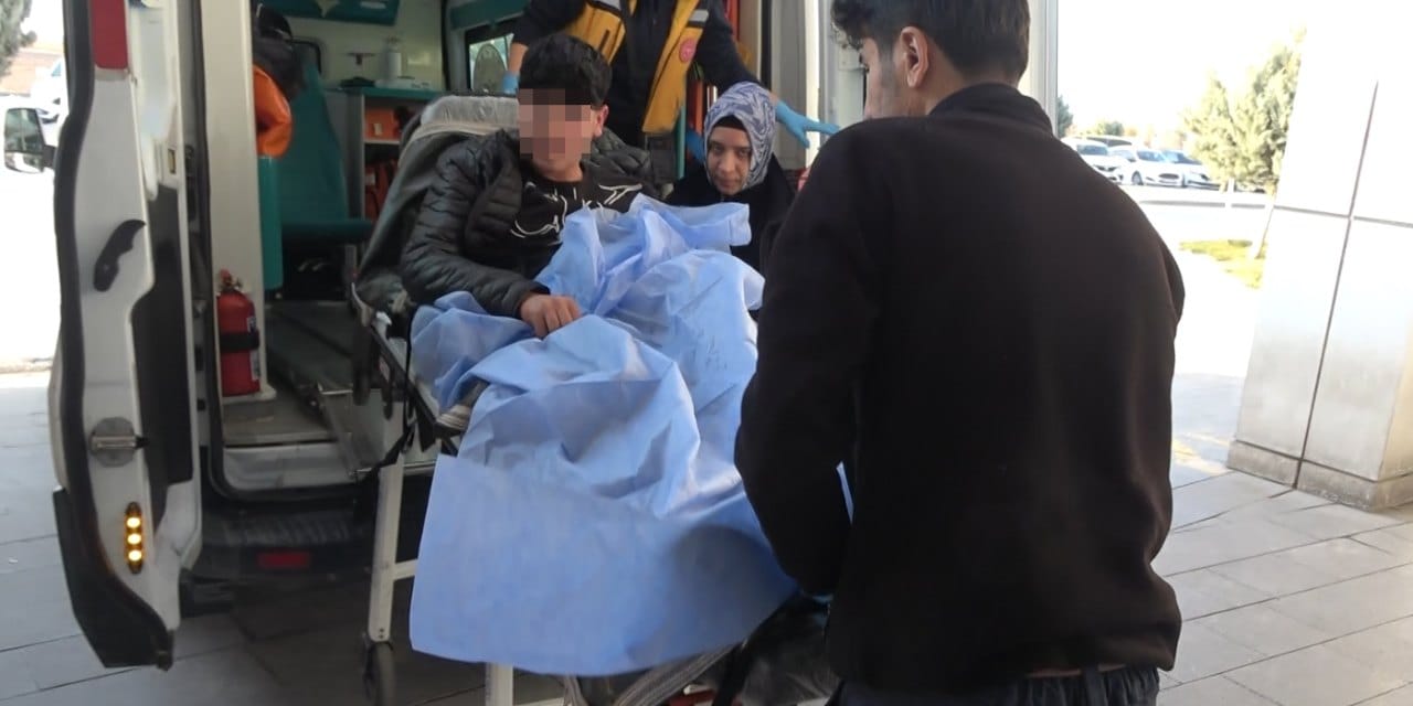 Şakalaşırken okul arkadaşını bıçakla yaraladı