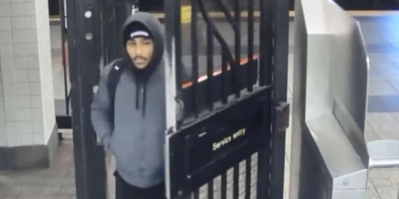 Metroda uyuyan adamı ateşe verdi!