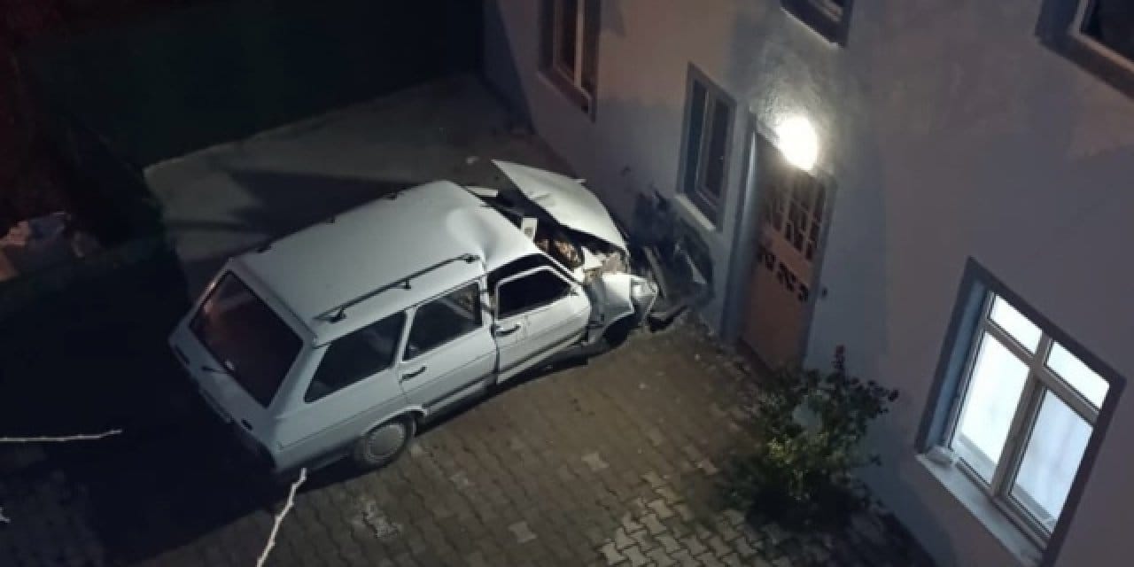 Kütahya’da otomobil eve çarptı: 67 yaşındaki kadın yaşamını yitirdi eşi hastanede