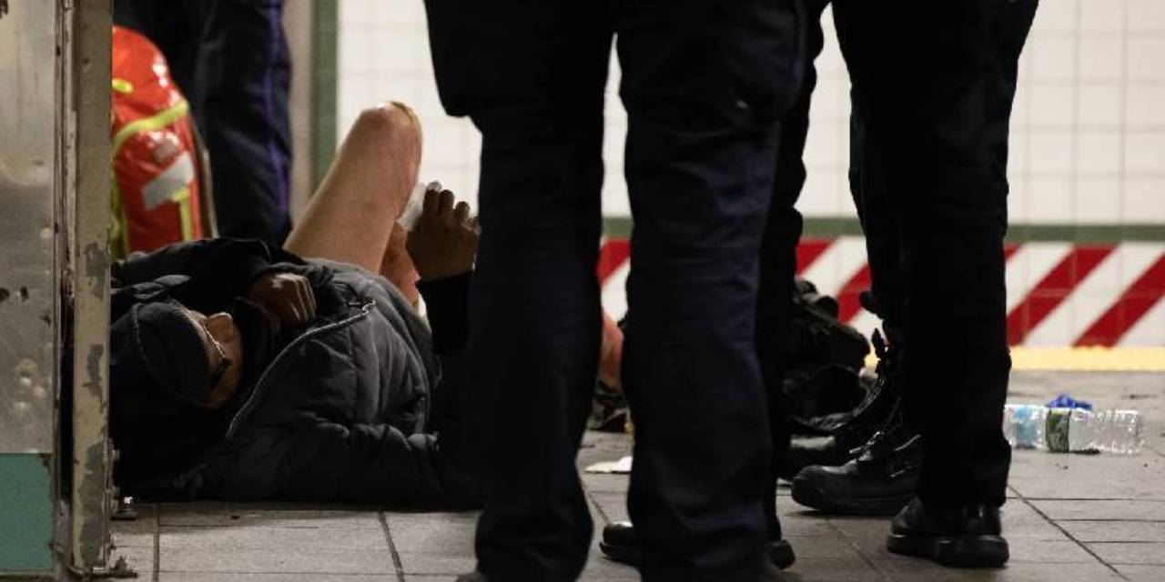 New York metrosunda yine aynı saldırı: Uyuyan adam ateşe verildi!