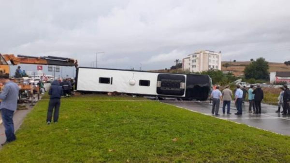 Çanakkale'de yolcu otobüsü devrildi: 1 ölü, 26 yaralı