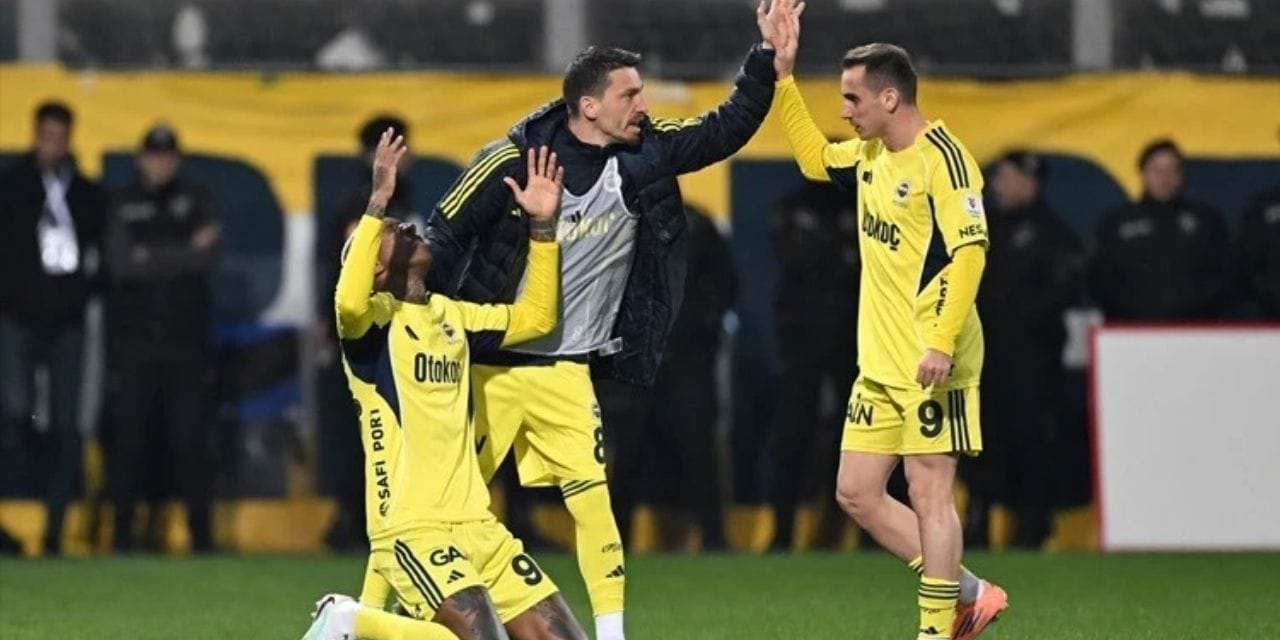 Mert Hakan Yandaş oynamadığı derbide tarihe geçti!