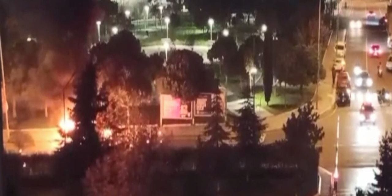 Seyir halindeki otomobil alev alev yandı