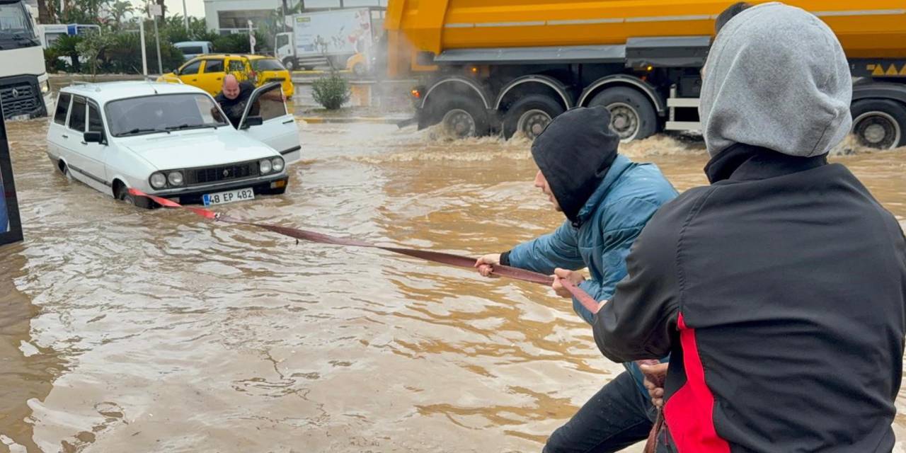 Bodrum'da sağanak sele döndü! Cadde ve sokaklar su altında kaldı