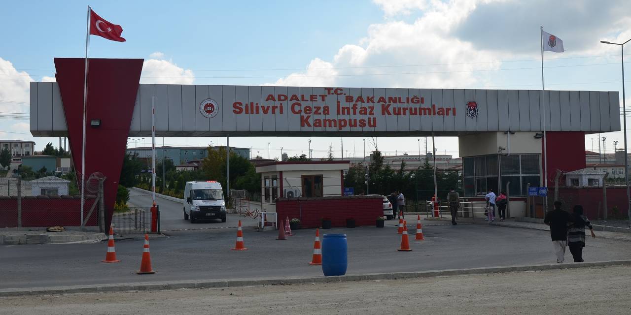 İBB soruşturmasında tahliye edilen 11 kişinin yeniden tutuklanmasına CHP'den tepki!