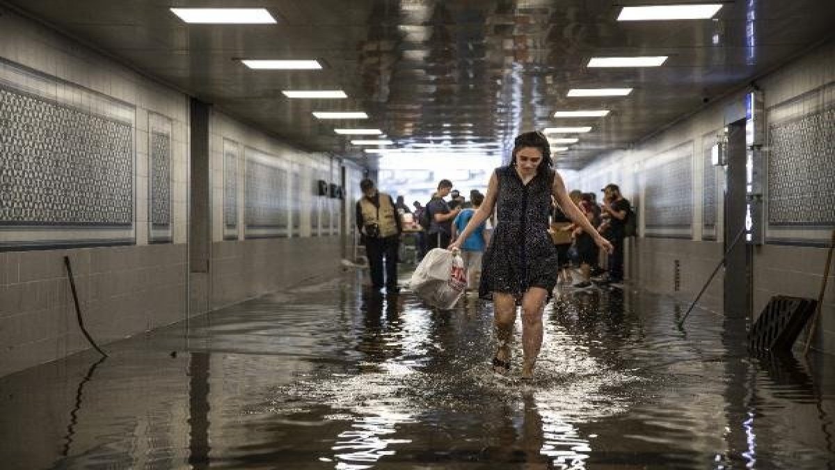 İstanbul yağışa teslim: Metrekareye 100 kilogram yağış düştü